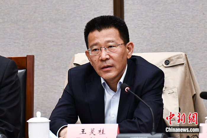 5月16日，由中國社會科學(xué)院西藏智庫、中國社會科學(xué)院民族學(xué)與人類學(xué)研究所主辦的第五屆西藏智庫國際論壇在北京舉行。中國社會科學(xué)院副院長王靈桂在致辭中表示，今年是西藏和平解放70周年，西藏人民團(tuán)結(jié)奮斗，把貧窮落后的舊西藏建設(shè)成經(jīng)濟(jì)發(fā)展、文化繁榮、社會進(jìn)步、環(huán)境良好、生活幸福的社會主義新西藏，西藏歷史上第一次徹底消滅了絕對貧困，同全國人民一起，西藏各族人民已經(jīng)走進(jìn)全面建成小康社會的新時(shí)代，進(jìn)入歷史發(fā)展的新坐標(biāo)。 <a target='_blank' ><p  align=