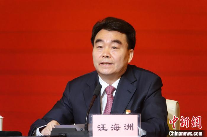 汪海洲在發(fā)布會(huì)上介紹西藏自治區(qū)黨史學(xué)習(xí)教育開展情況?！∪轿木?攝