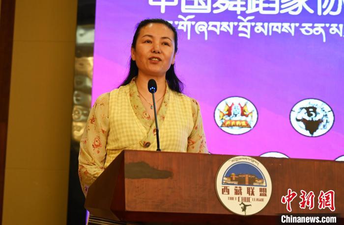 圖為西藏自治區(qū)舞蹈家協(xié)會主席達(dá)娃拉姆致辭?！≮w朗 攝