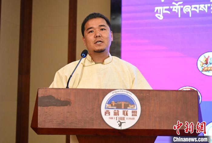 圖為西藏街舞聯(lián)盟常務(wù)副主任朗卡旺青致辭?！≮w朗 攝