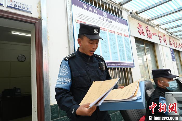 圖為洛桑朗嘎向記者展示卷宗?！≮w朗 攝