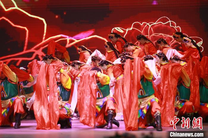 圖為農(nóng)行西藏分行演出現(xiàn)場?！∞r(nóng)行西藏分行 供圖