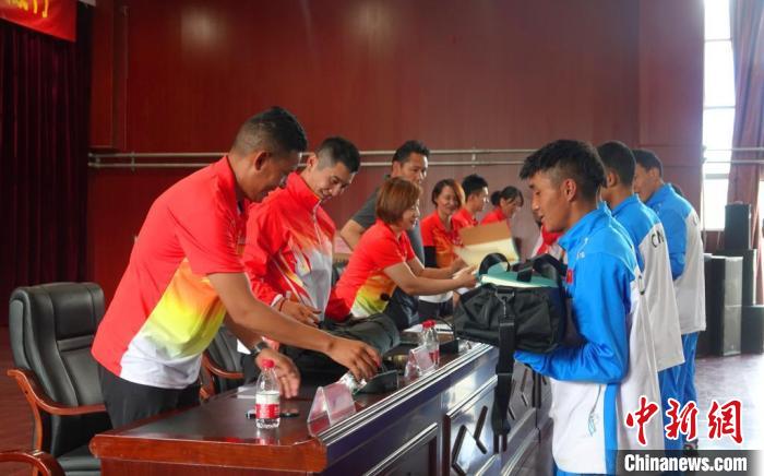 圖為世界冠軍們?yōu)槲鞑刈灾螀^(qū)體校的學(xué)生們送上暖心物資?！∪轿木?攝