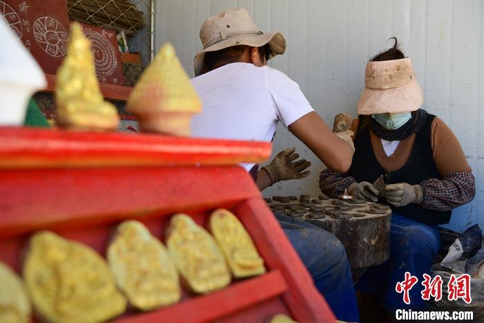 圖為6月14日，拉薩的手工藝人制作“擦擦”。 <a target='_blank' ><p  align=