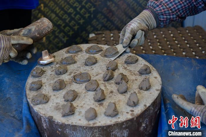 6月14日，拉薩的手工藝人制作“擦擦”。 <a target='_blank' ><p  align=