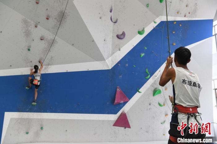 圖為西藏登山體驗(yàn)健身訓(xùn)練館內(nèi)登山隊(duì)員在體驗(yàn)攀巖項(xiàng)目?！∝暩聛硭?攝