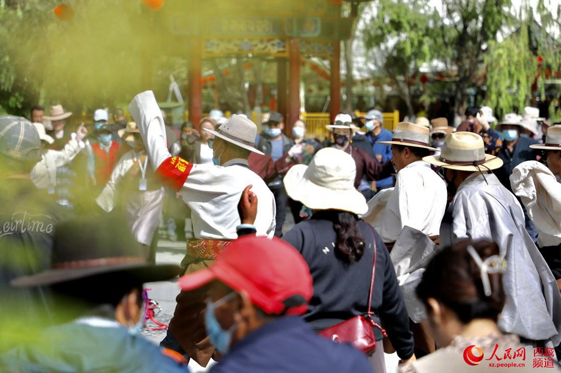 拉薩市民在宗角祿康公園跳鍋莊舞。人民網(wǎng) 次仁羅布攝