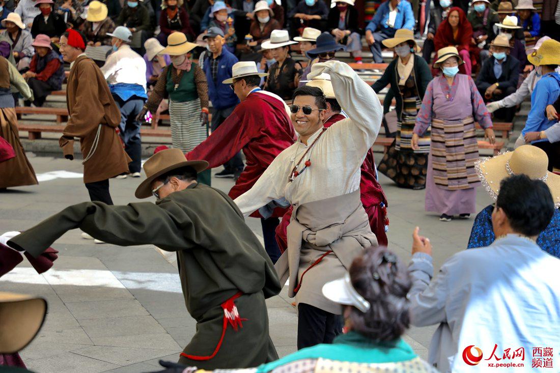 拉薩市民在宗角祿康公園跳鍋莊舞。人民網(wǎng) 次仁羅布攝