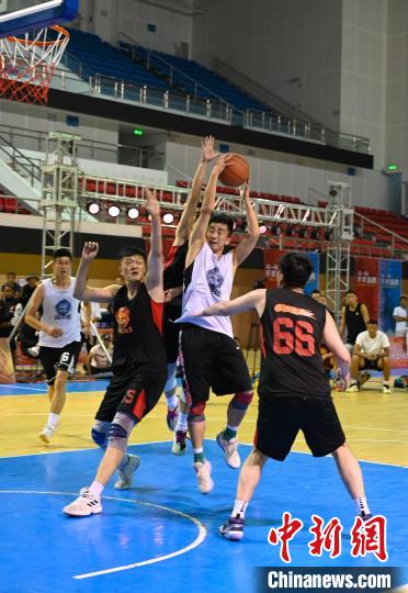 圖為西藏美康隊(duì)(白色球衣)對(duì)決雪域兄弟隊(duì)?！≮w朗 攝