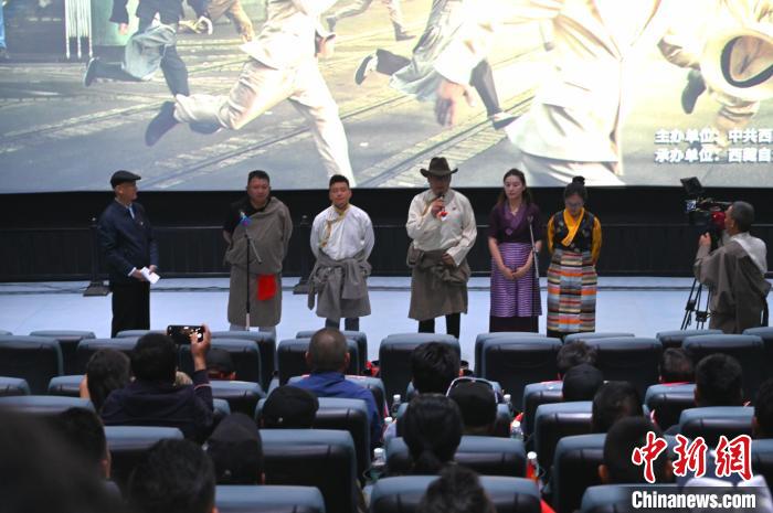 圖為主創(chuàng)人員分享譯制過程?！≮w朗 攝