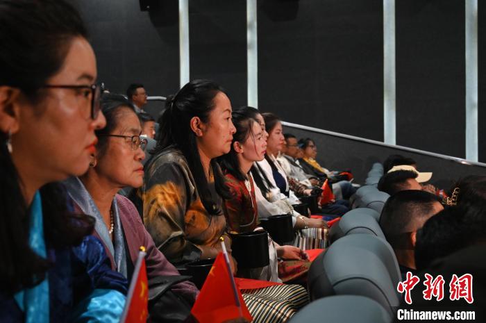 圖為觀眾觀看影片?！≮w朗 攝