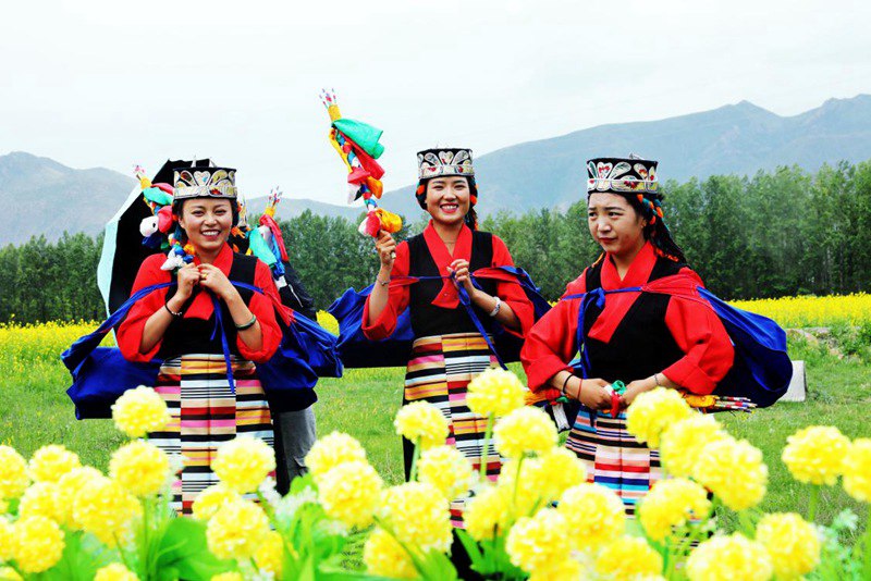 笑靨如花的群眾。洛?？酥閿z