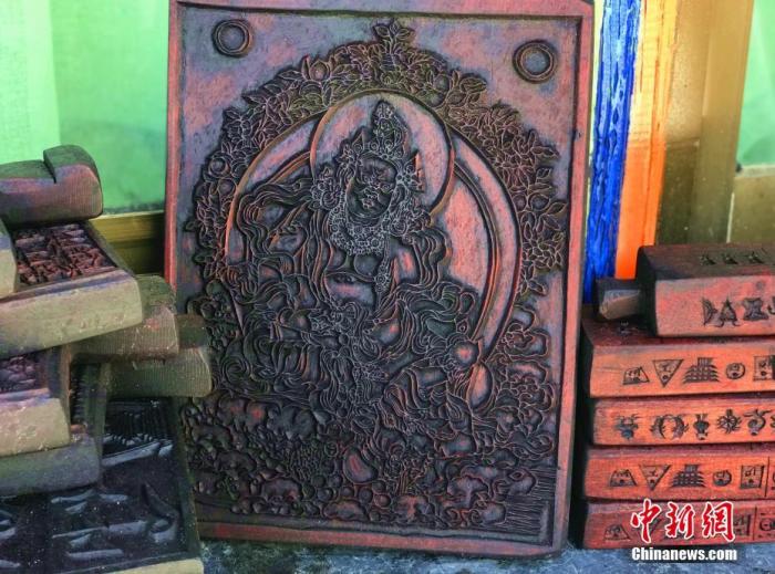 圖為普松雕刻技藝傳承人嘎瑪曲扎創(chuàng)作的雕刻作品。 <a target='_blank' ><p  align=