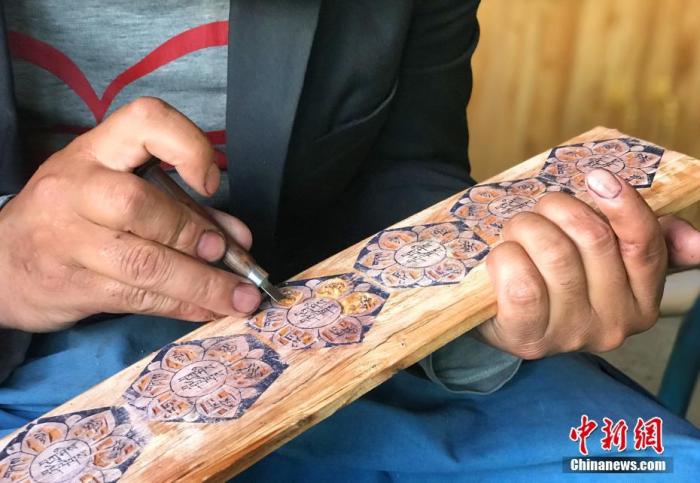 圖為7月14日，普松雕刻技藝傳承人嘎瑪曲扎正在家中進(jìn)行創(chuàng)作。 <a target='_blank' ><p  align=