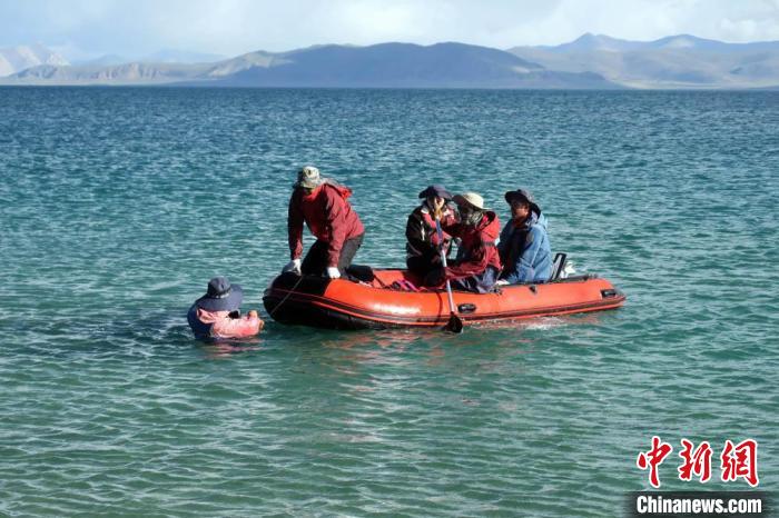 科考隊(duì)員乘充氣快艇考察扎日南木錯(cuò)歸來?！?lt;a target='_blank' ><p  align=