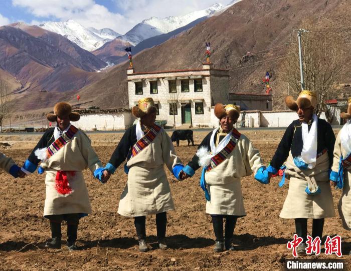 2021年3月，拉薩市德慶村村民在春耕儀式上表演傳統(tǒng)歌舞?！∪轿木?攝