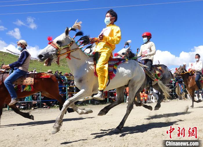 圖為打隆物交會期間舉辦的賽馬活動?！∪轿木?攝