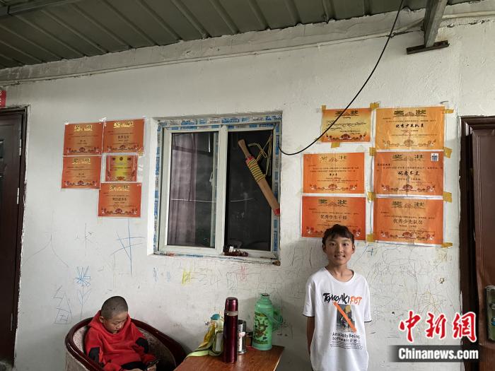 周勁名的大女兒和她獲得的獎(jiǎng)狀。彭寧鈴 攝