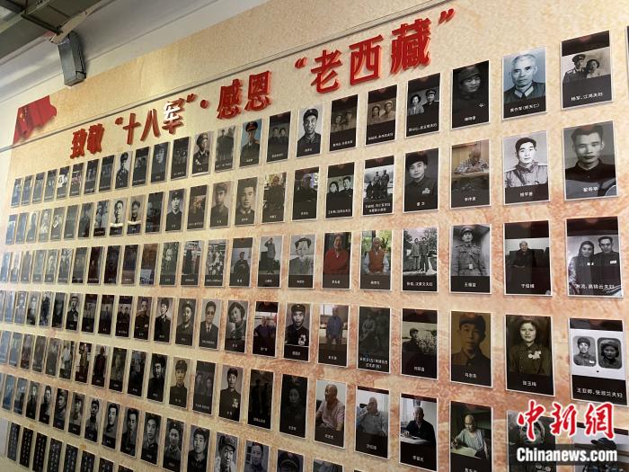 紅樓內(nèi)的展示墻。彭寧鈴 攝