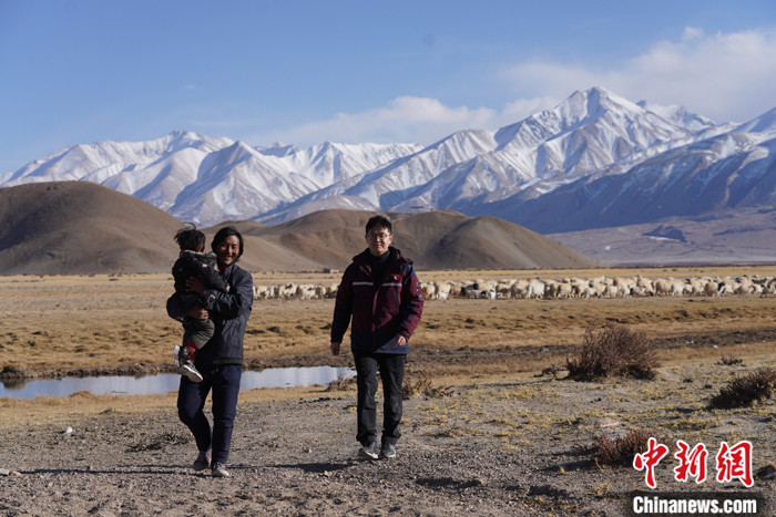 資料圖為4月29日，王克明在西藏自治區(qū)阿里地區(qū)噶爾縣義診。 <a target='_blank' ><p  align=