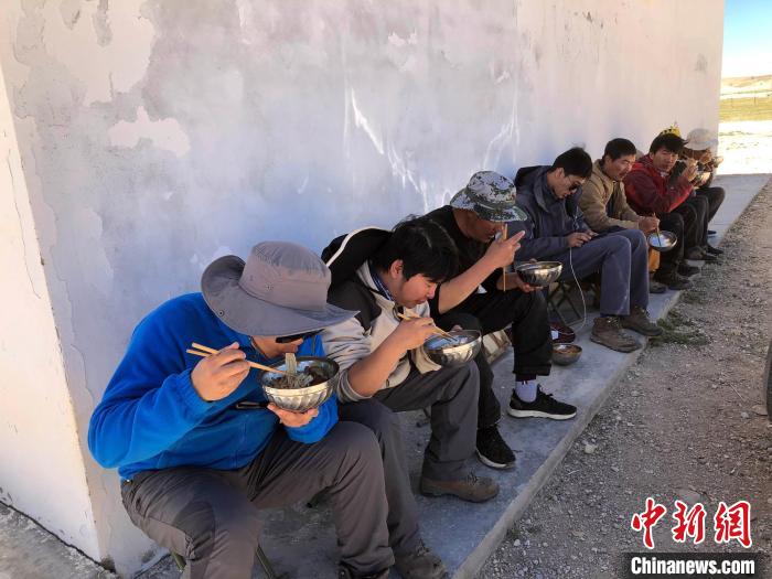 科考隊(duì)員在高原湖泊岸邊進(jìn)餐?！?lt;a target='_blank' ><p  align=