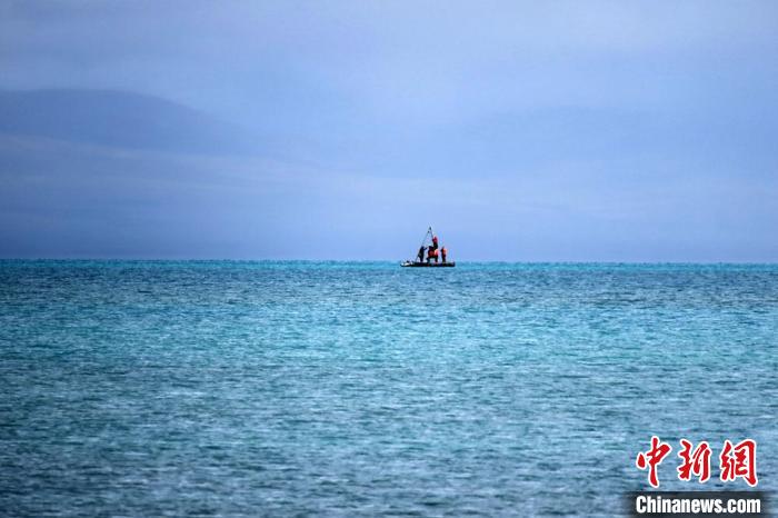 從岸邊營地以長焦鏡頭遠眺，科考隊員在巴木錯作業(yè)。　<a target='_blank' ><p  align=