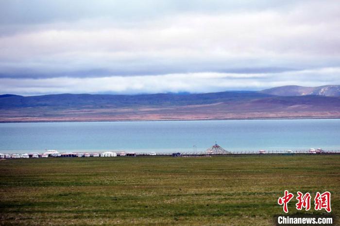 西藏安多縣茲格塘錯(cuò)岸邊帳篷林立，旅游業(yè)發(fā)展勢(shì)頭良好。　<a target='_blank' ></p><p  align=
