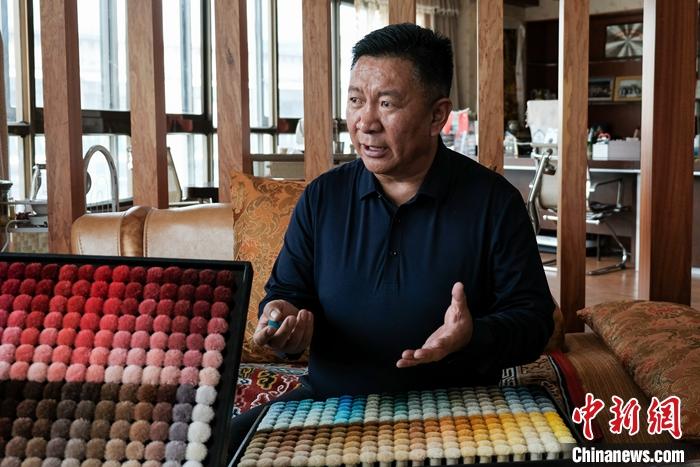 圖為8月4日，次旦展示自己的藏毯標(biāo)準(zhǔn)“色卡”。 <a target='_blank' ><p  align=