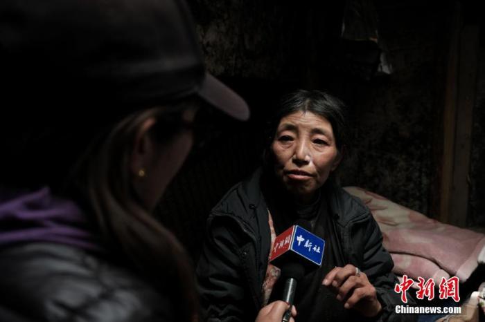 圖為8月6日，卓嘎在牧場小屋內(nèi)接受<a target='_blank' ></p><p  align=