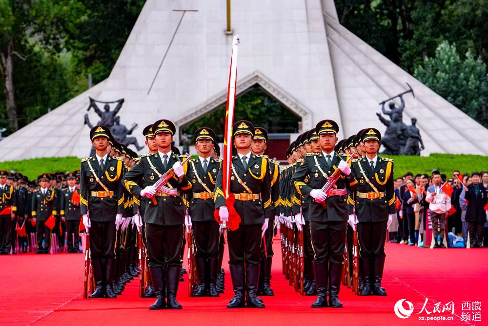 8月19日10時，慶祝西藏和平解放70周年大會在拉薩市布達拉宮廣場隆重舉行。這是大會舉行升旗儀式。徐馭堯 攝