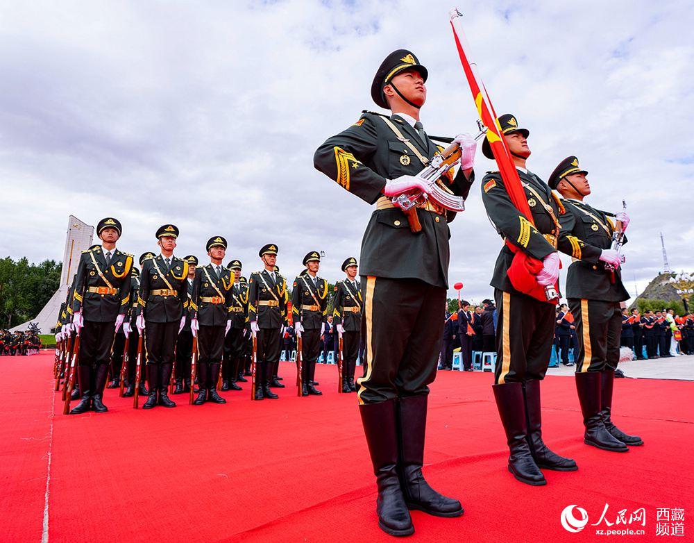 8月19日10時，慶祝西藏和平解放70周年大會在拉薩市布達拉宮廣場隆重舉行。這是大會舉行升旗儀式。徐馭堯 攝