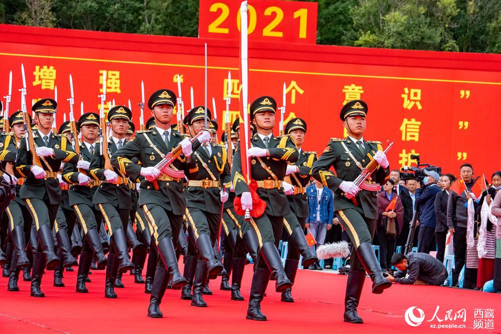 8月19日10時，慶祝西藏和平解放70周年大會在拉薩市布達拉宮廣場隆重舉行。這是大會舉行升旗儀式。徐馭堯 攝