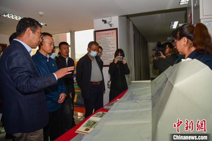 圖為參加西藏三大重點文物保護維修工程檔案移交進館儀式人員參觀布達拉宮手繪圖紙?！∝暩聛硭?攝