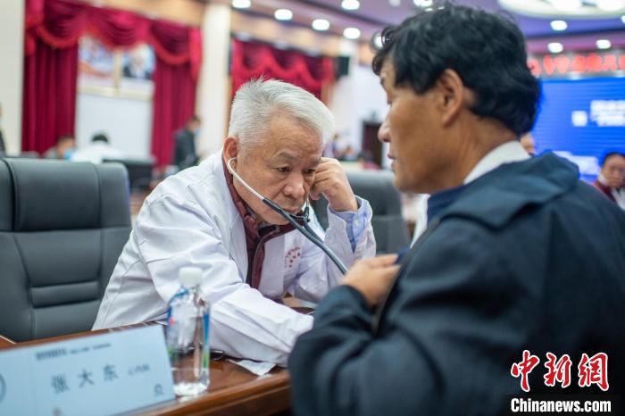 圖為專家團(tuán)隊(duì)在日喀則市開展義診活動(dòng)。　旦增努布 攝