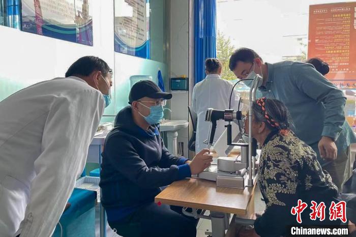 圖為9月10日，專家在日喀則藏康醫(yī)院開展義診活動?！×貉喷?攝