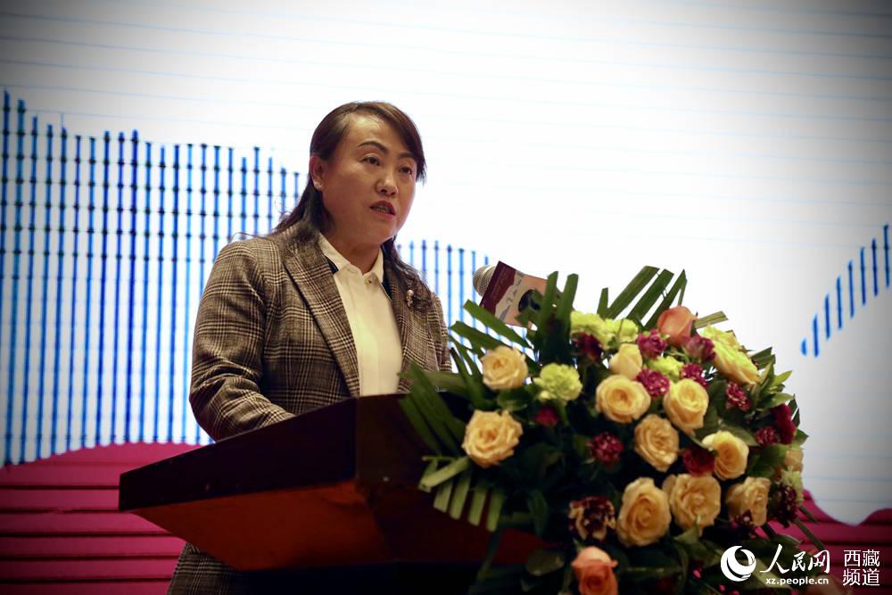 拉薩市旅游發(fā)展局相關(guān)負責(zé)人發(fā)言。人民網(wǎng) 次仁羅布攝