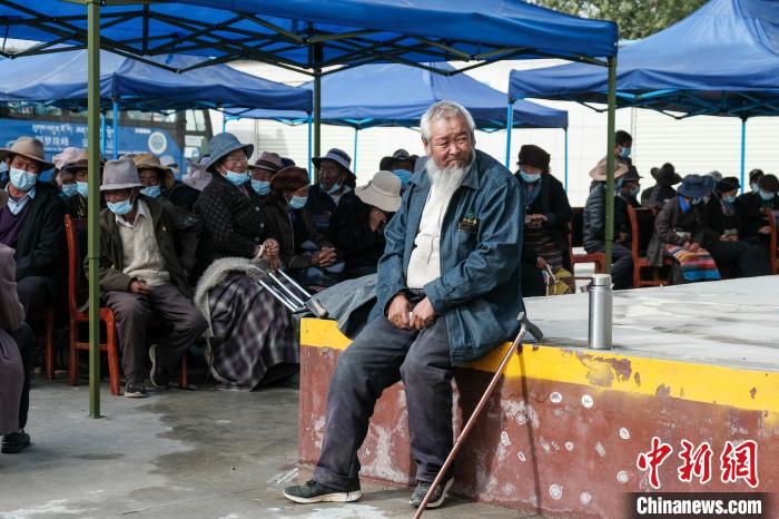 圖為日喀則桑珠孜區(qū)東嘎鄉(xiāng)農(nóng)牧民在義診室外等待?！〗w波 攝