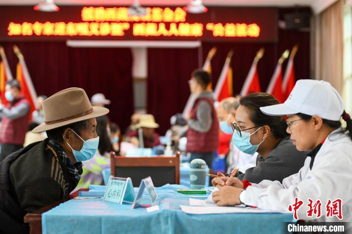 圖為9月11日，西藏日喀則桑珠孜區(qū)東嘎鄉(xiāng)義診現(xiàn)場(chǎng)。　江飛波 攝