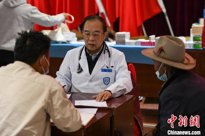 北京大學(xué)人民醫(yī)院心臟中心副主任、博士生導(dǎo)師王偉民為農(nóng)牧民問診?！〗w波 攝