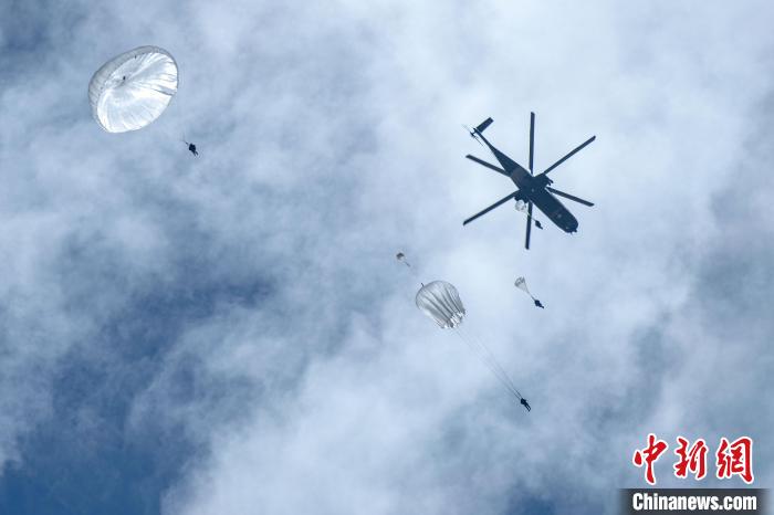 圖為傘降女兵在空中開傘?！⊥跏鰱| 攝