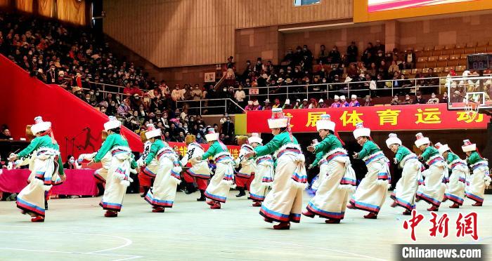 圖為西藏老年舞蹈隊齊跳傳統(tǒng)鍋莊舞?！∝暽＠?攝