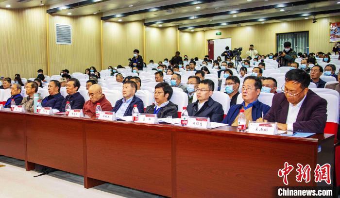 圖為與會(huì)專家學(xué)者聽會(huì)?！钪覍?攝