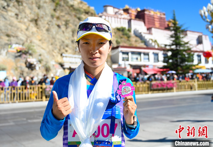 圖為女子半程馬拉松冠軍次仁措姆。 <a target='_blank' ><p  align=