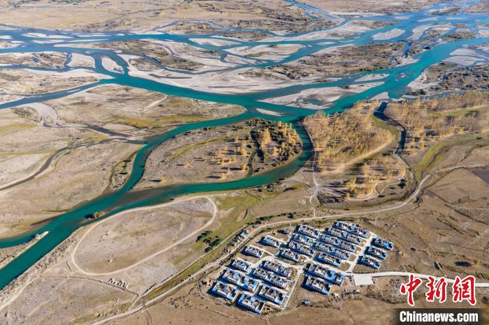 圖為10月16日，航拍高原河流拉薩河辮狀水系和河畔村莊，一派和諧景象?！〗w波 攝