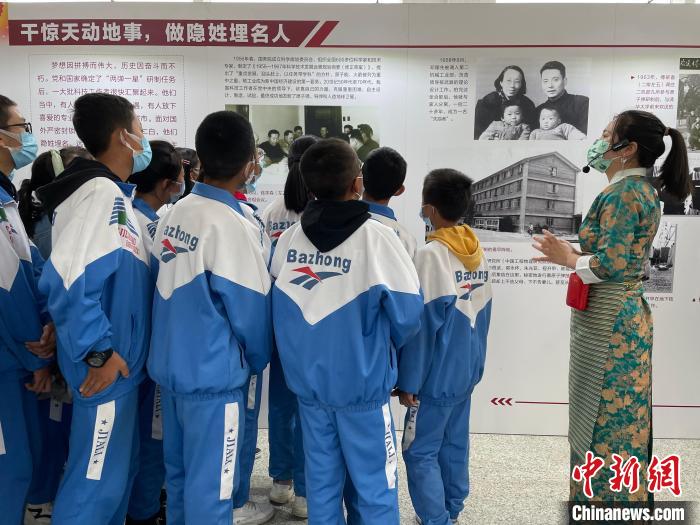 圖為學(xué)生正在聽講解員講解?！≈x牧 攝