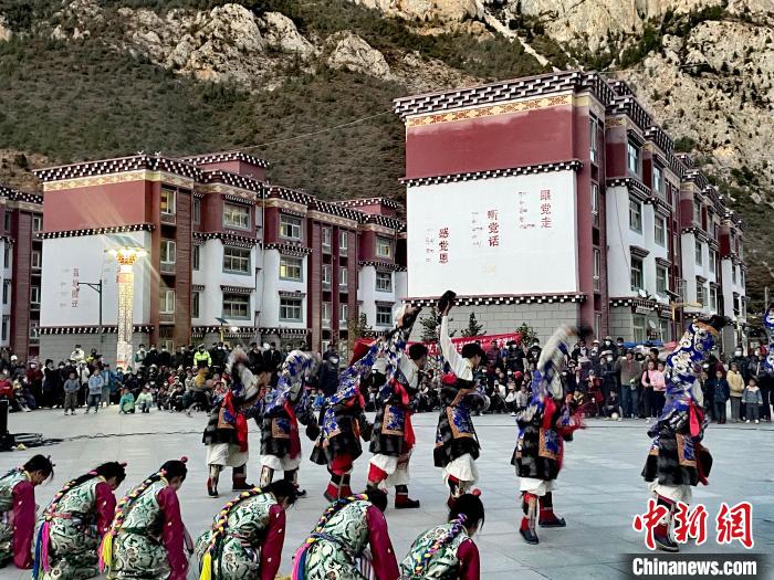 圖為文藝工作者在新村表演節(jié)目。　左貢縣委宣傳部 供圖