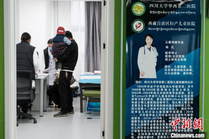 圖為四川大學(xué)華西第二醫(yī)院專家接診。　江飛波 攝