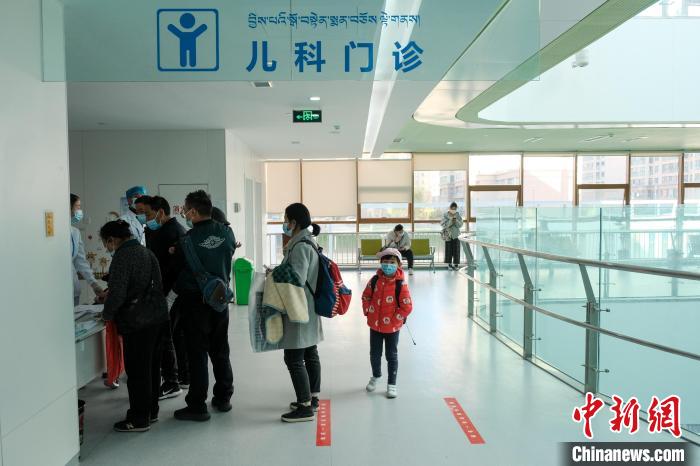 圖為兒科義診接診現(xiàn)場?！〗w波 攝
