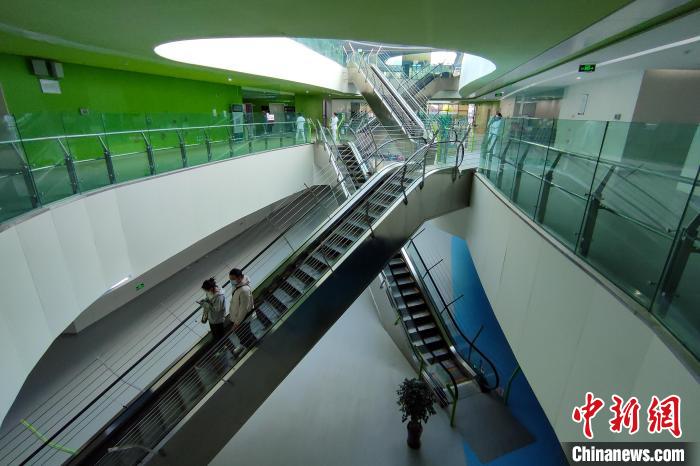 圖為西藏自治區(qū)婦產(chǎn)兒童醫(yī)院內(nèi)景?！〗w波 攝
