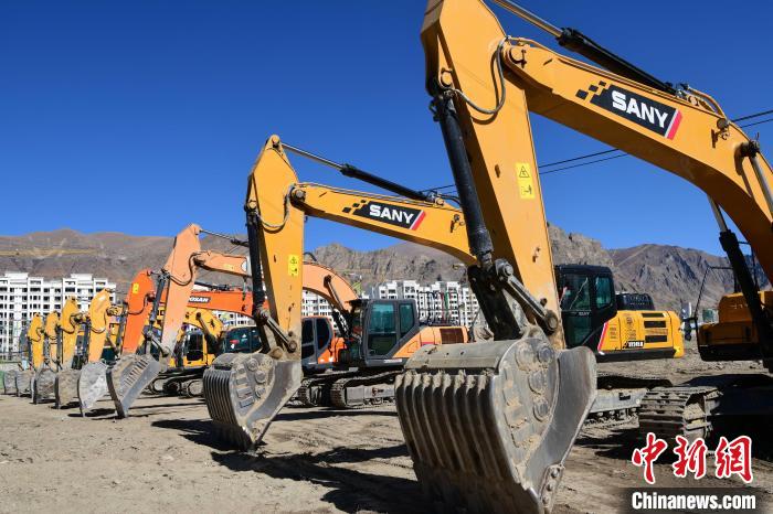 圖為人大附中拉薩學(xué)校開(kāi)工奠基儀式現(xiàn)場(chǎng)?！∝暩聛?lái)松 攝